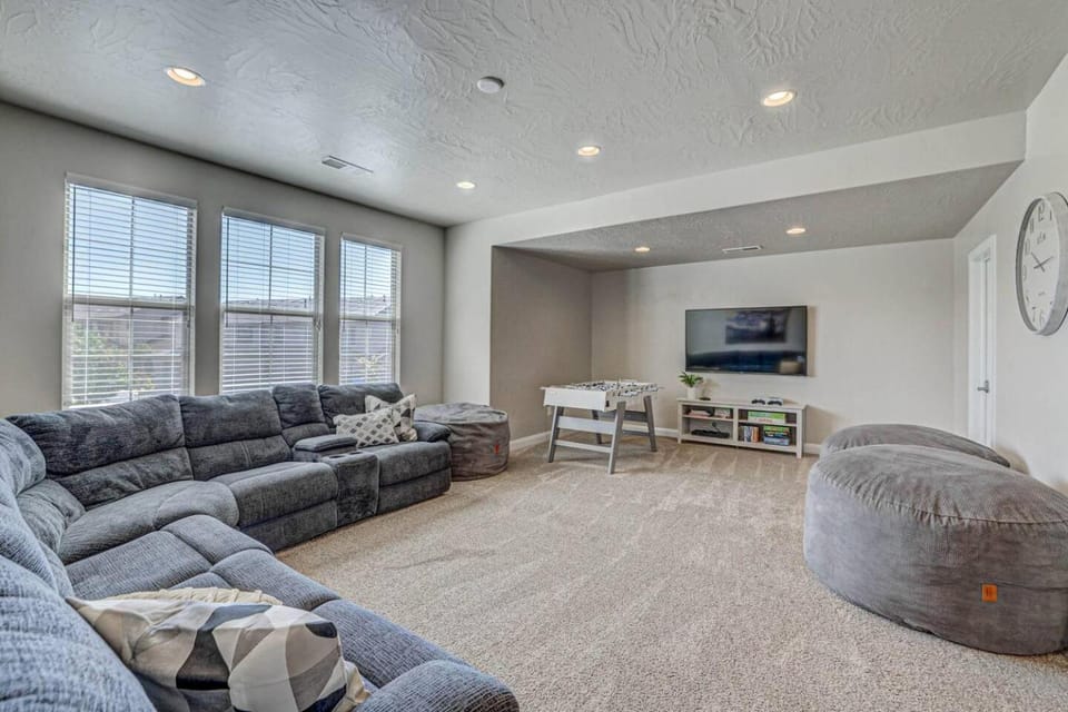 Communal lounge/ TV room, TV and multimedia, Living room, Seating area, Evening entertainment