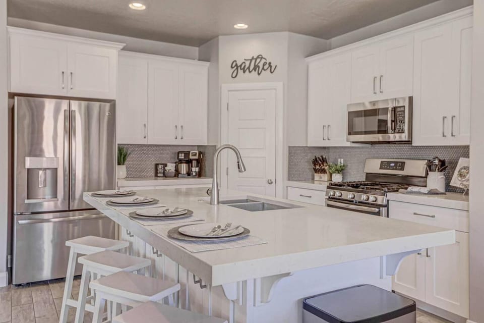 Kitchen or kitchenette, Dining area, stove