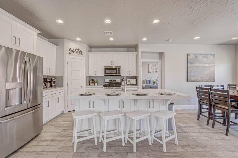 Coffee/tea facilities, Kitchen or kitchenette, Dining area, oven, stove, toaster