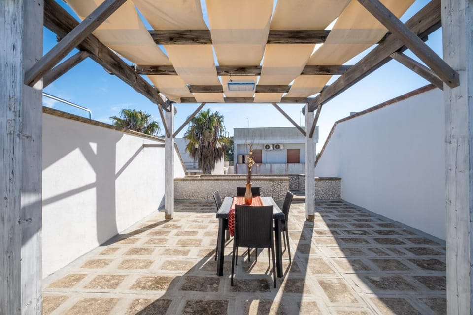 Property building, Balcony/Terrace, Living room