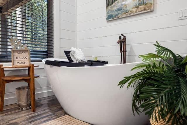 Luxury Cabin Hot Tub Game Loft & EV Charging Cabin in Broken Bow