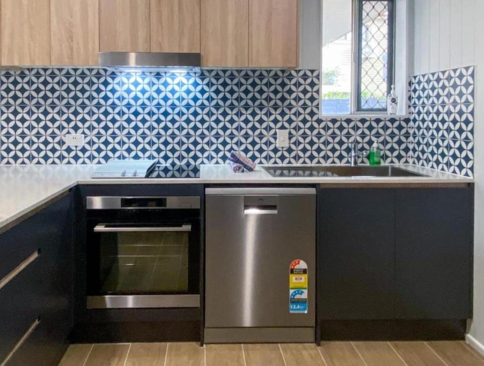 Kitchen or kitchenette, dishwasher, oven