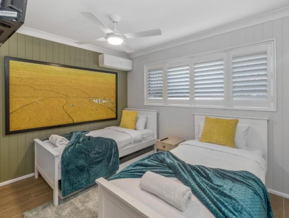 Bed, TV and multimedia, Bedroom