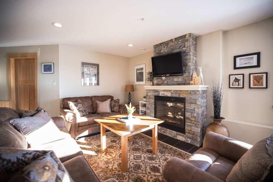 Arnica Chalet 2bd 2bath Ski In Out Silver Star Apartment in British Columbia