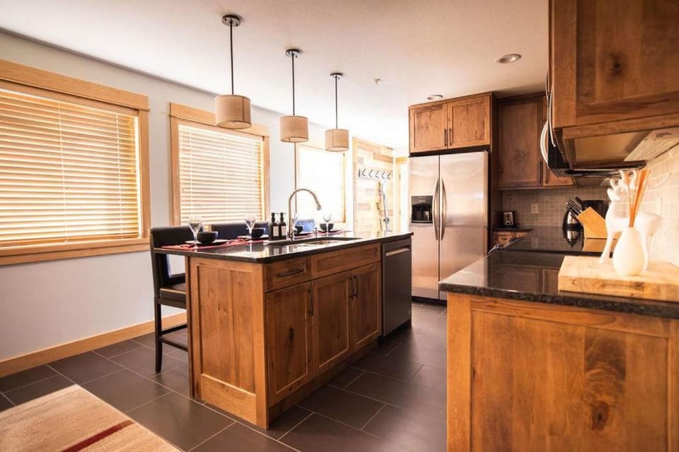 Arnica Chalet 2bd 2bath Ski In Out Silver Star Apartment in British Columbia