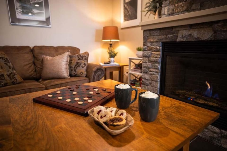 Arnica Chalet 2bd 2bath Ski In Out Silver Star Apartment in British Columbia