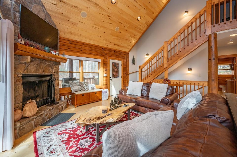 Tree Top Lodge by Railey Vacations House in Deep Creek Lake