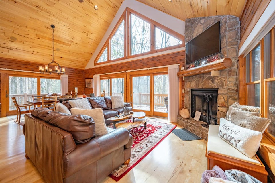 Tree Top Lodge by Railey Vacations House in Deep Creek Lake