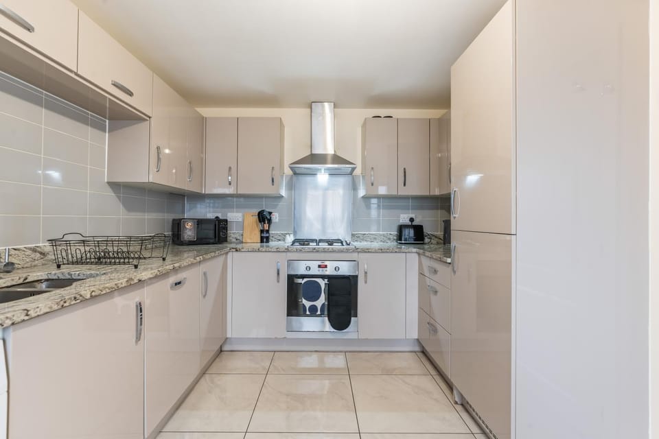 Spacious 4-Bed Home Near Cribbs & Bristol House in Bristol