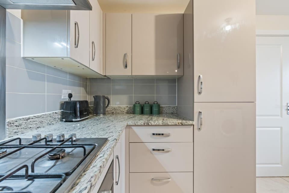 Spacious 4-Bed Home Near Cribbs & Bristol House in Bristol