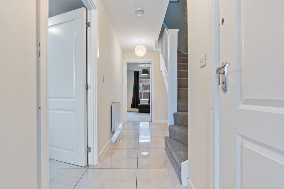 Spacious 4-Bed Home Near Cribbs & Bristol House in Bristol