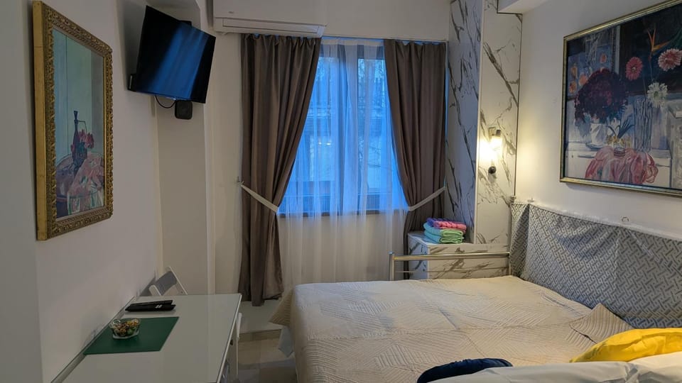 Bed, TV and multimedia, Photo of the whole room, Bedroom