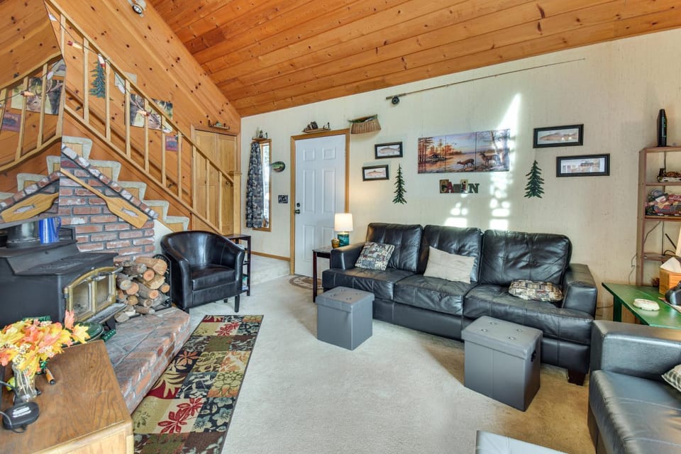 Deck & Wooded Views: 5-Acre Auberry Retreat! House in Sierra Nevada