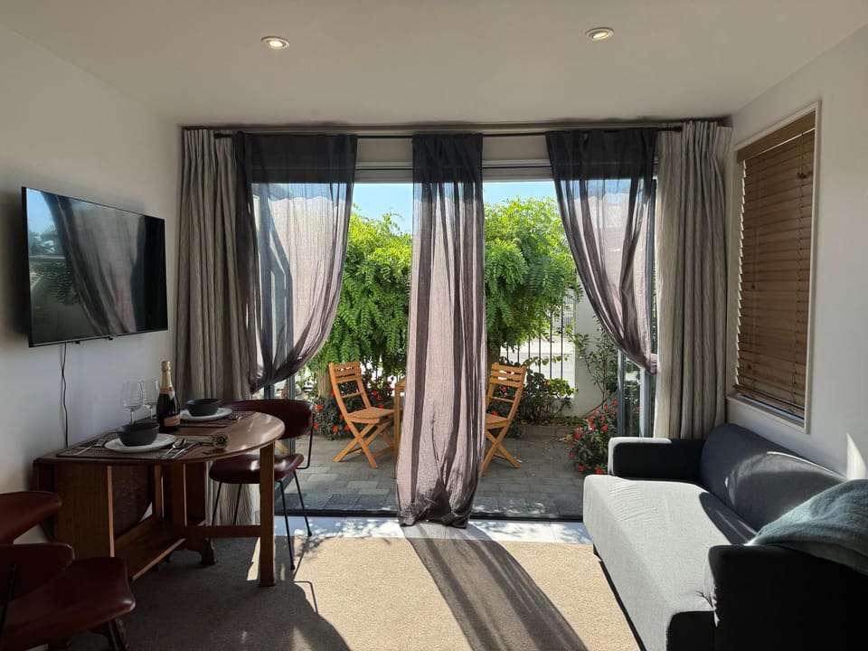 Bed, Living room, Photo of the whole room, Seating area, Evening entertainment