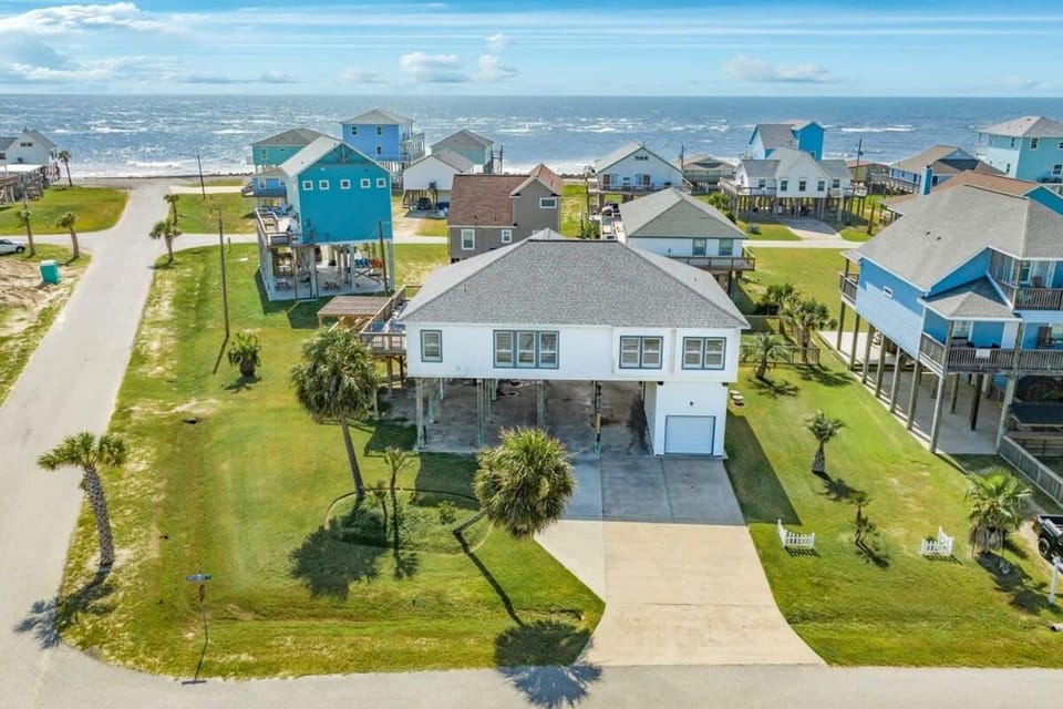 Captain's Quarters - Cabana, Hot Tub, Fire Pit, Fence! House in Alvin