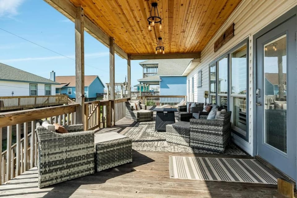 Captain's Quarters - Cabana, Hot Tub, Fire Pit, Fence! House in Alvin