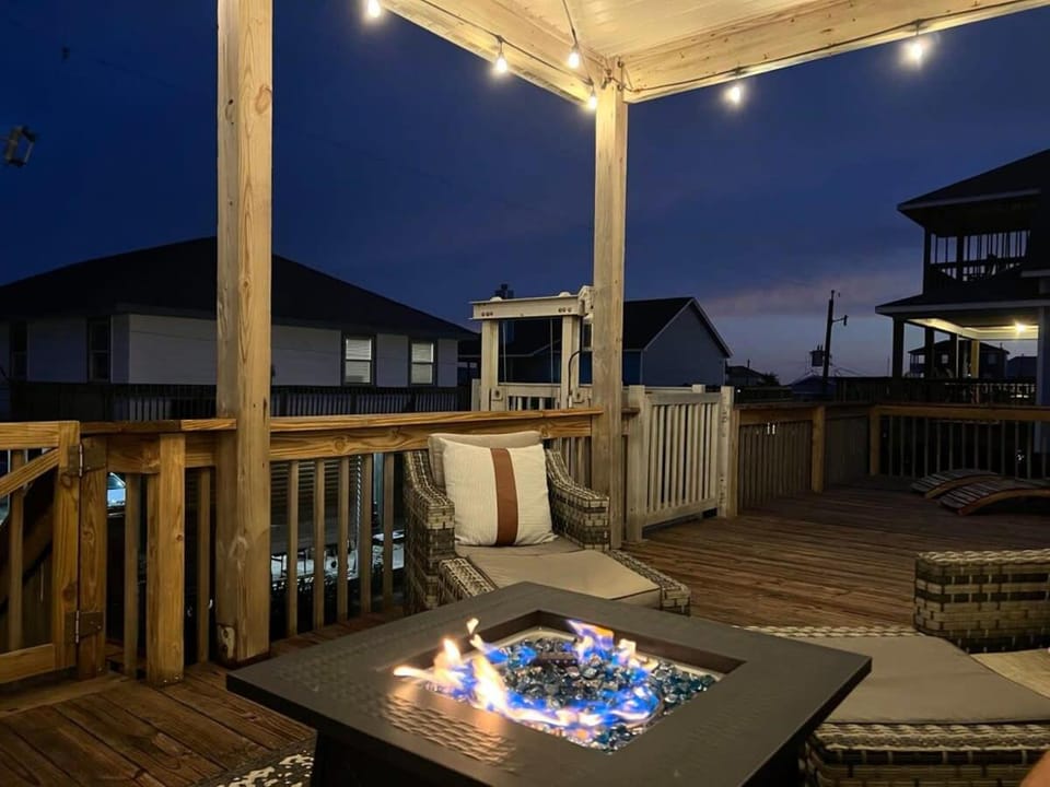 Captain's Quarters - Cabana, Hot Tub, Fire Pit, Fence! House in Alvin