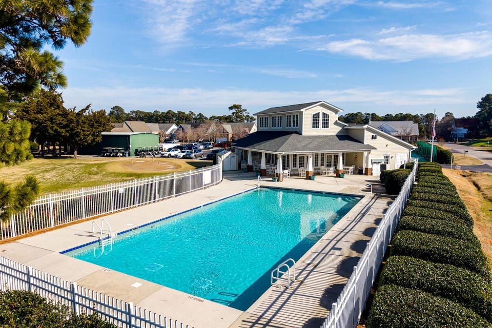 ‘Sweet Tee Retreat’ in Southport Golf Community! House in Saint James