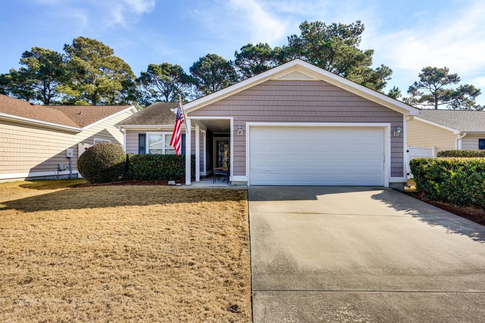 ‘Sweet Tee Retreat’ in Southport Golf Community! House in Saint James