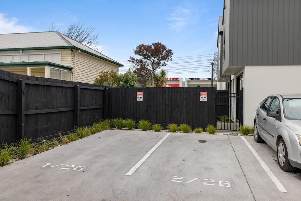 Chic Townhouse in Riccarton - Modern Comfort House in Christchurch