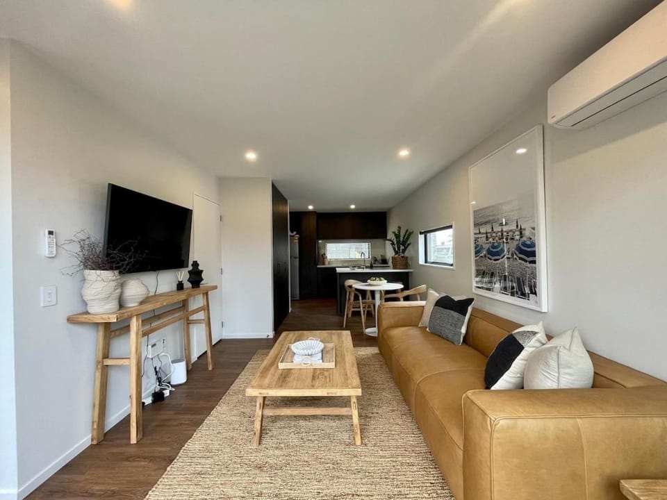 Chic Townhouse in Riccarton - Modern Comfort House in Christchurch