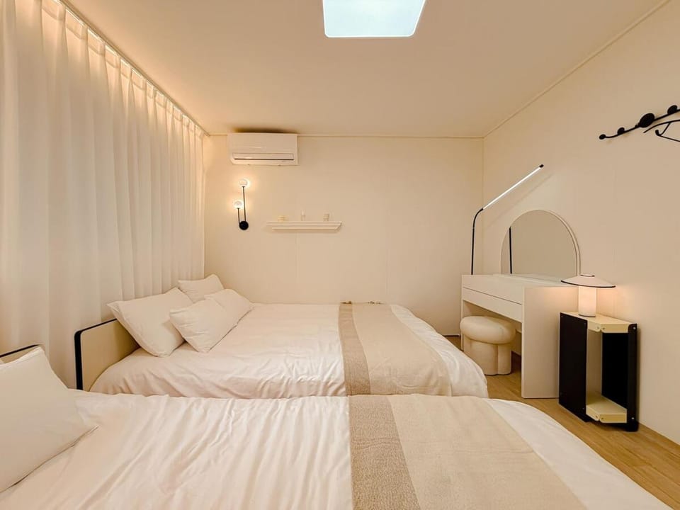 Bed, Bedroom, internet, air conditioner