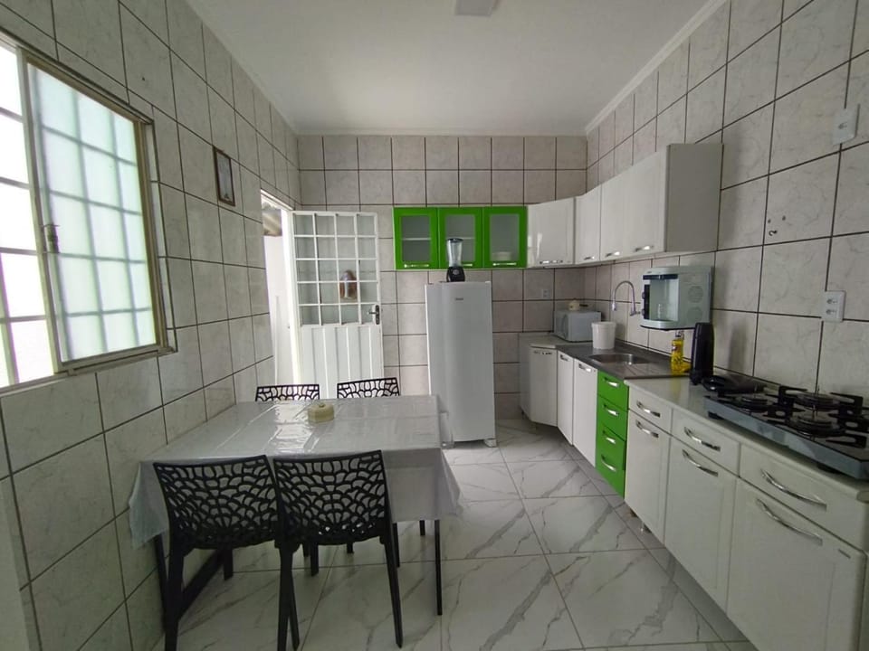 Coffee/tea facilities, Kitchen or kitchenette, Kitchen or kitchenette, Dining area, stove