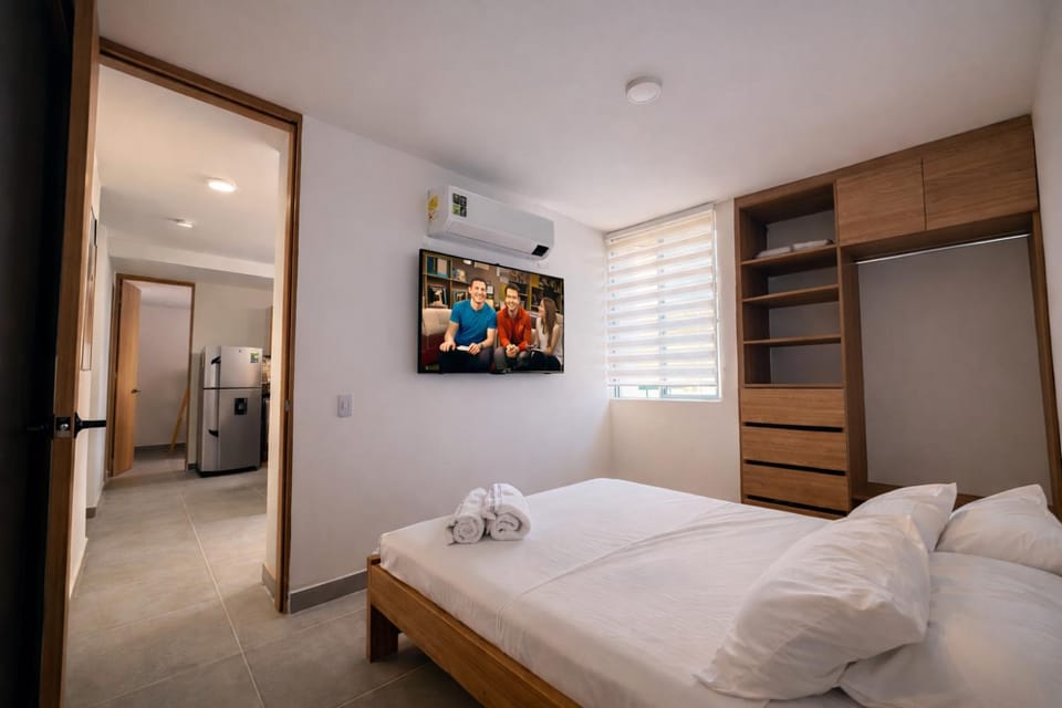Bed, TV and multimedia, Bedroom, towels