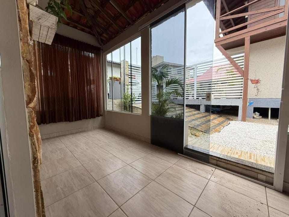 CASA DE TEMPORADA 3 Quartos No coração das três melhores praias do Norte da Ilha Praia Brava, Lagoinha e Ponta das Canas House in Florianopolis