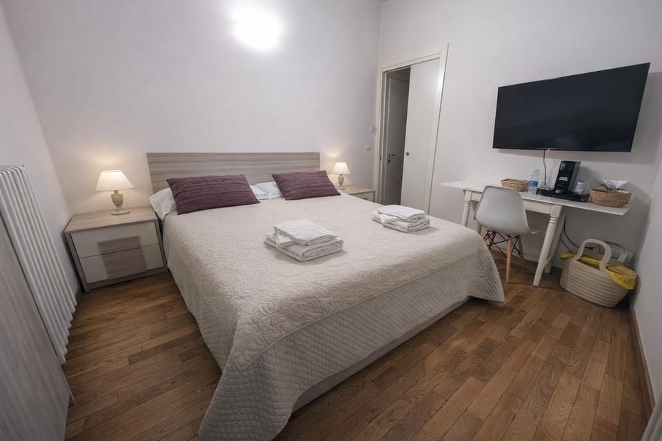 Bed, TV and multimedia, Photo of the whole room, Bedroom, towels