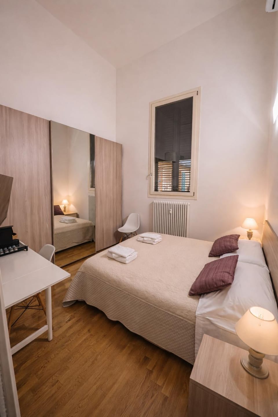 Bed, Bedroom, towels