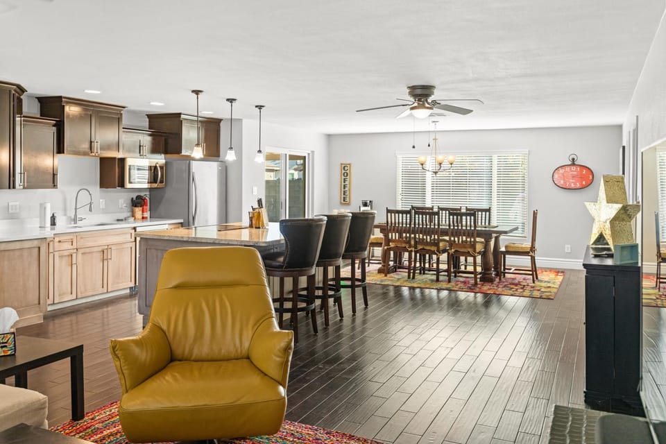 Day, Kitchen or kitchenette, Living room, Seating area, Dining area, furniture