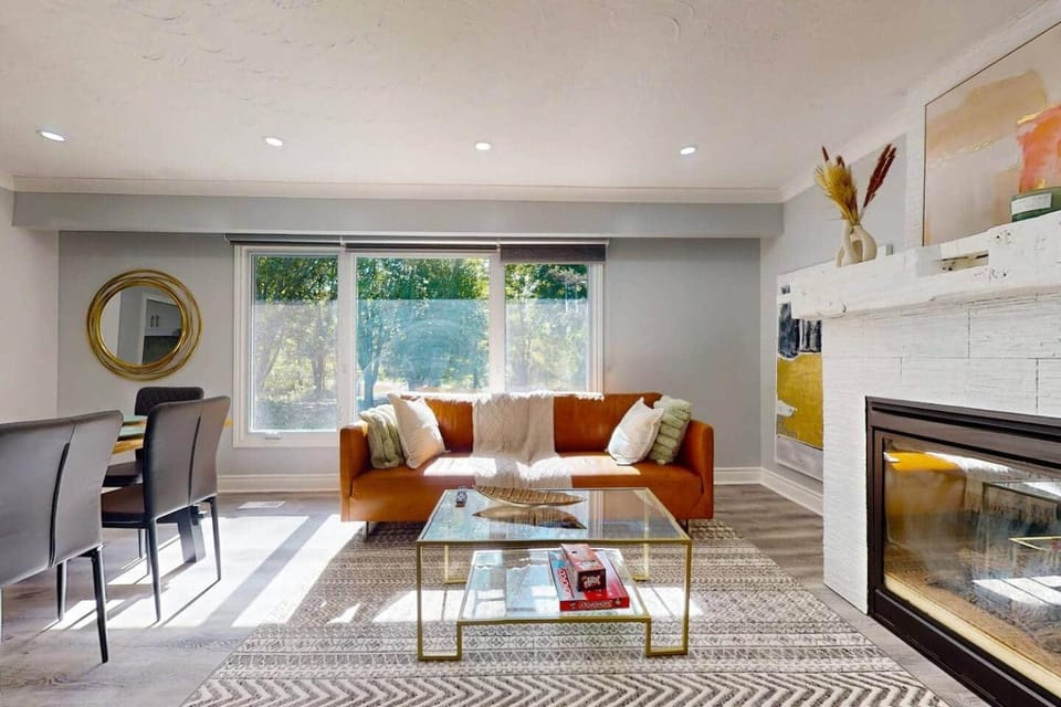 10 Acre Farmhouse with Pool + 5 Bedrooms/3 Baths House in Newmarket