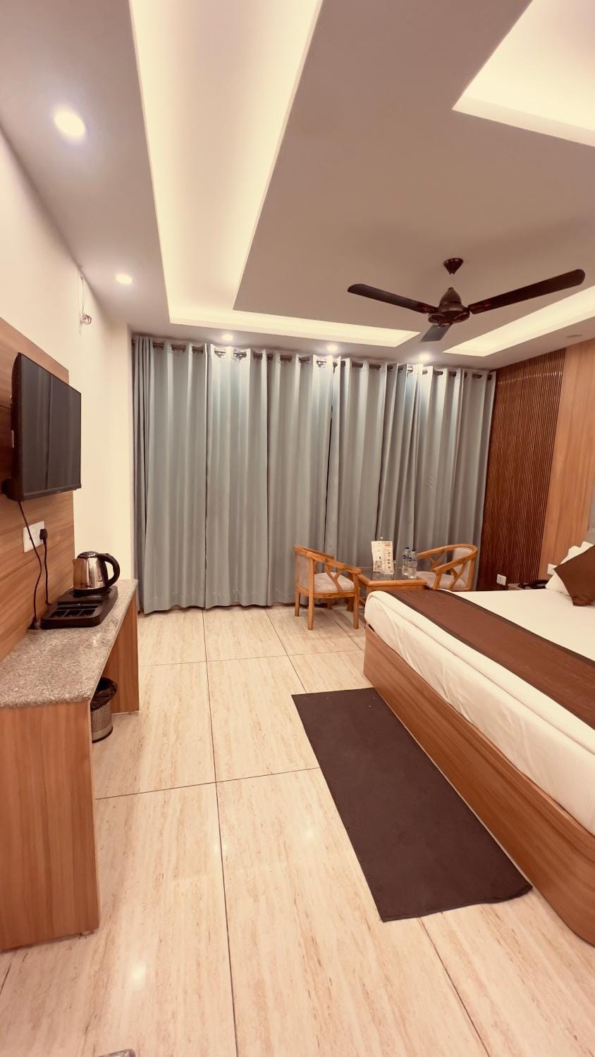 Bed, TV and multimedia, Photo of the whole room, Seating area, Evening entertainment, Bedroom