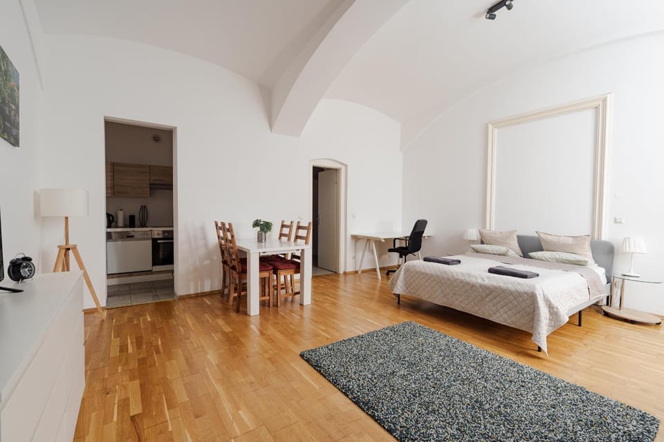 Bed, TV and multimedia, Photo of the whole room, Bedroom, towels