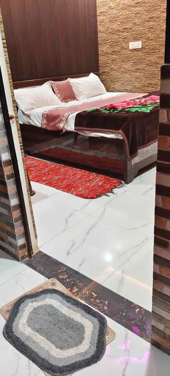 Shanti palace and restaurant Apartment in Uttar Pradesh