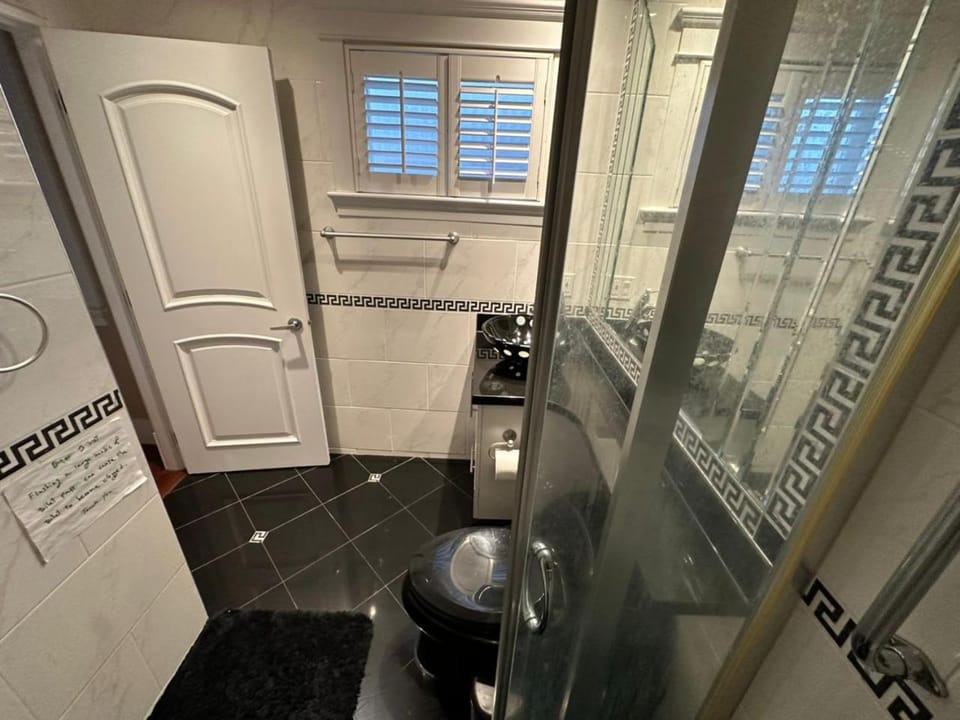Luxury Room with Private Washroom in Prime Location House in Vancouver