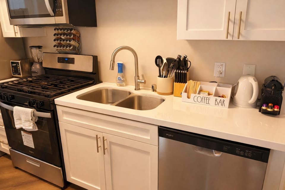 Coffee/tea facilities, Kitchen or kitchenette, dishwasher, toaster