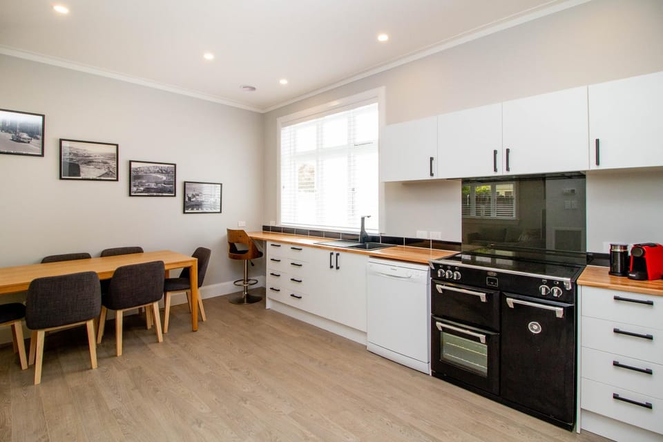 Coffee/tea facilities, Kitchen or kitchenette, Dining area, oven, pet friendly, stove, toaster