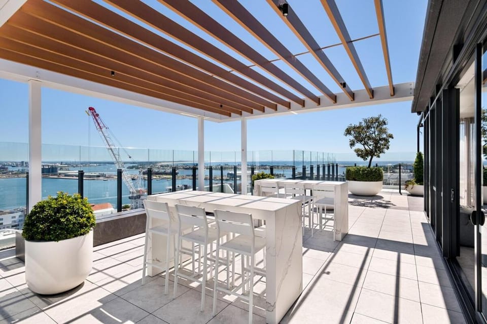 Luxe Apartment - Pool, Gym, Parking, Sky Rooftop Apartment in New South Wales