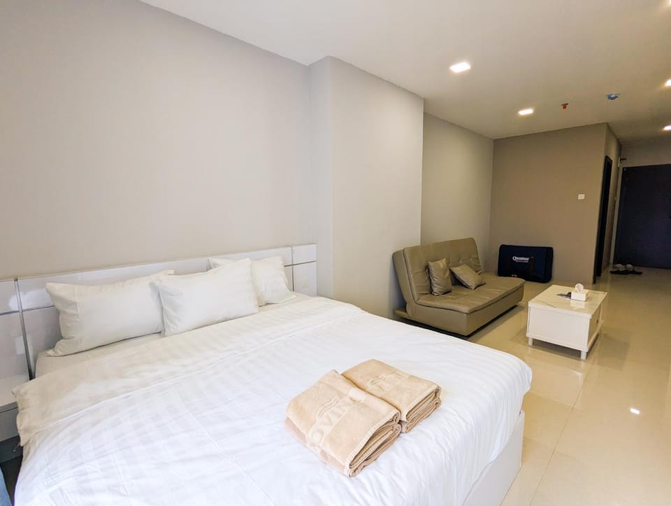 Bed, TV and multimedia, Living room, Photo of the whole room, Seating area, Bedroom, towels