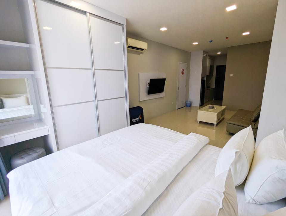 Bed, TV and multimedia, Living room, Photo of the whole room, Seating area, Bedroom, wardrobe, air conditioner