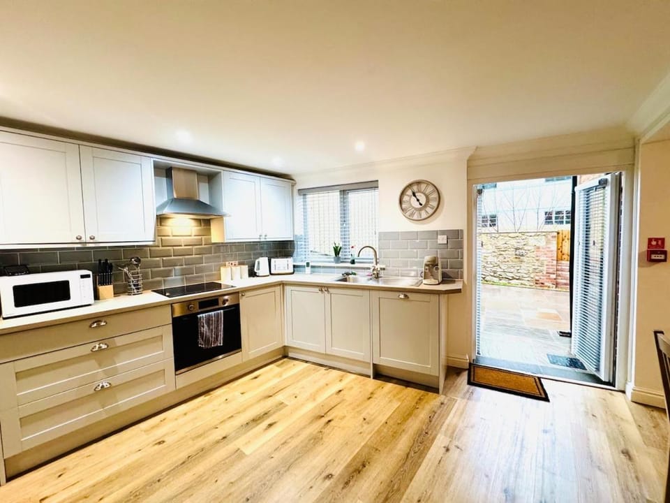 NEW Central Ryde Retreat, Melville Duplex, short walk to Beach Sleeps 6 Apartment in Ryde