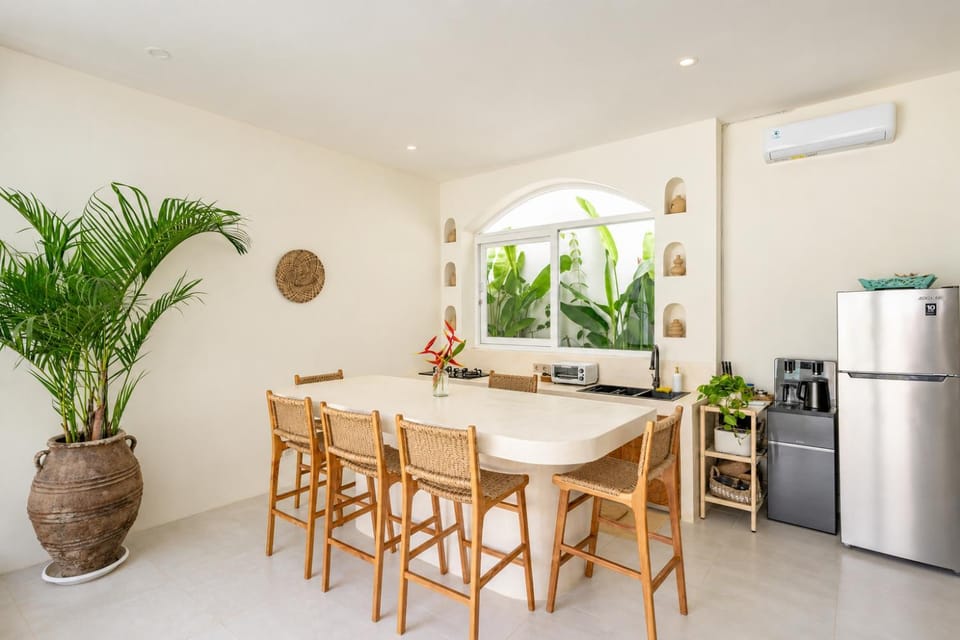 Kitchen or kitchenette, Living room, Seating area, Dining area, oven, air conditioner