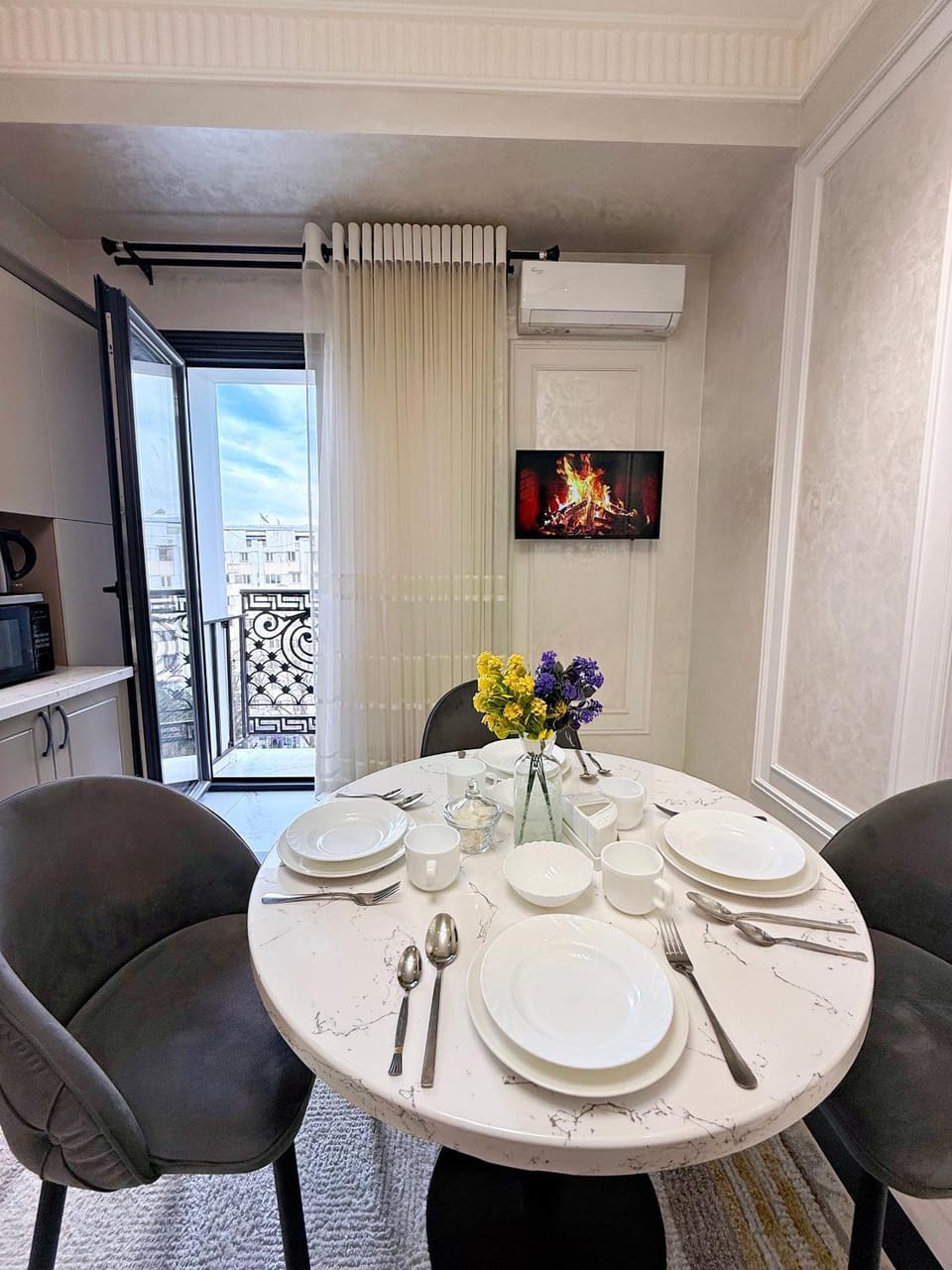 TV and multimedia, Kitchen or kitchenette, Dining area, kitchen, kitchen, air conditioner