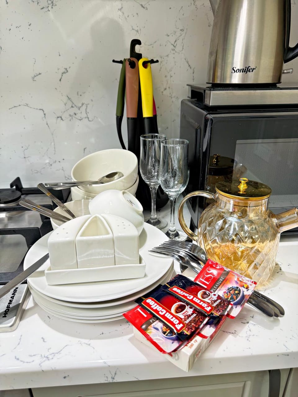 Coffee/tea facilities, Kitchen or kitchenette, stove