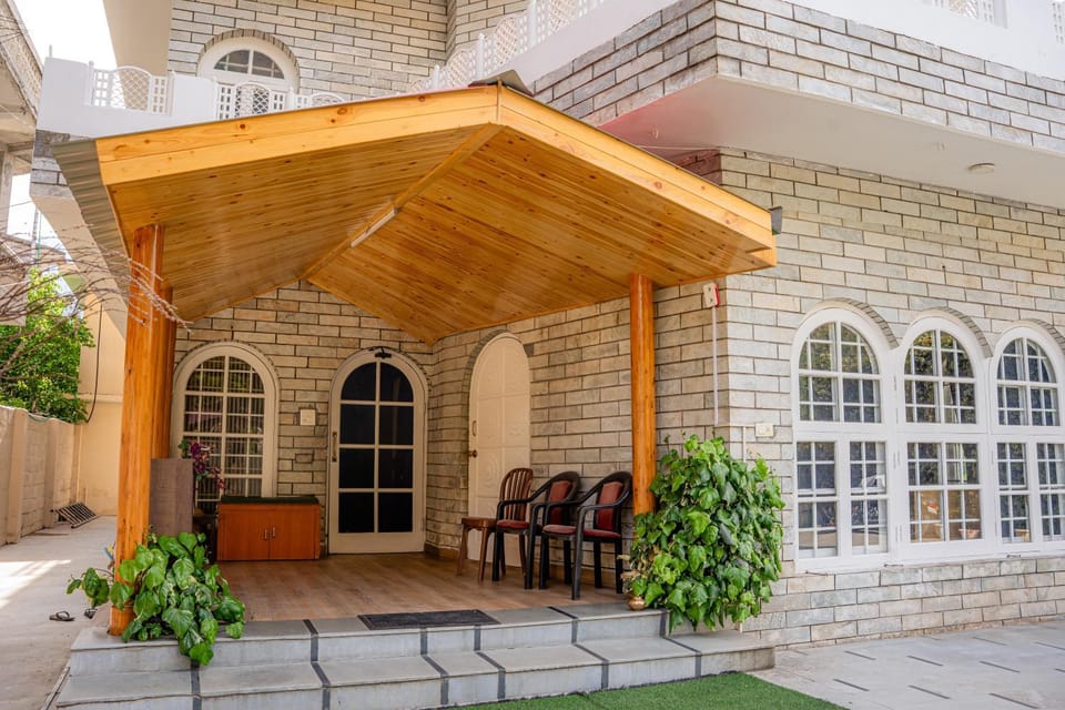Property building, Patio, Facade/entrance