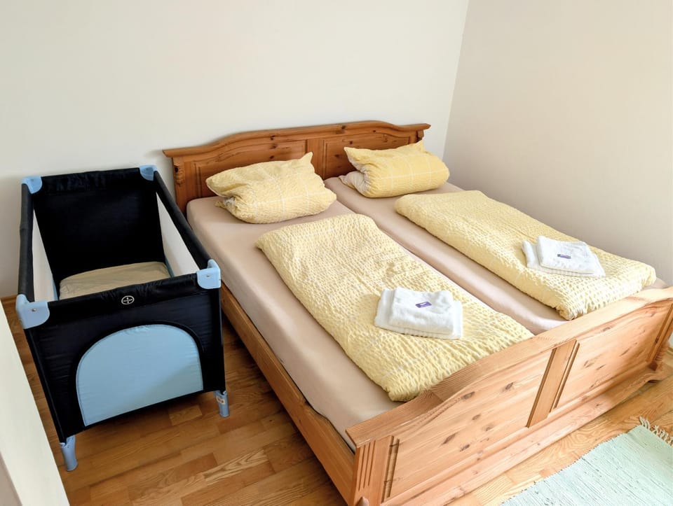 Bed, Bedroom, cot, towels