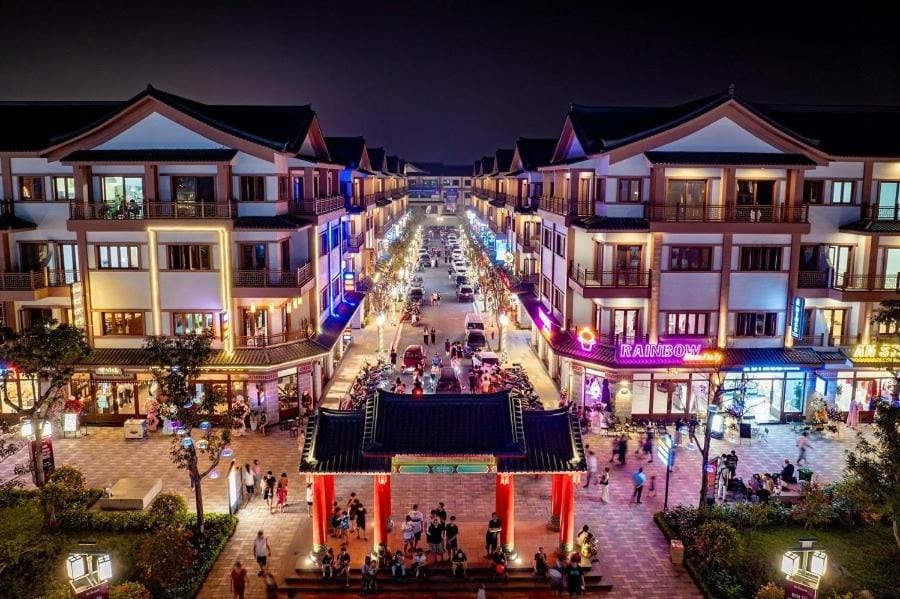 Restaurant/places to eat, On site, Guests, Area and facilities, Shopping Area, children