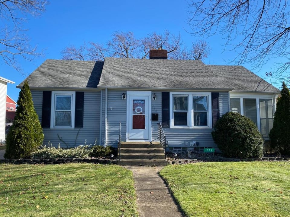 Minutes from Downtown Shopping and Dining Close to Cedar Point House in Vermilion